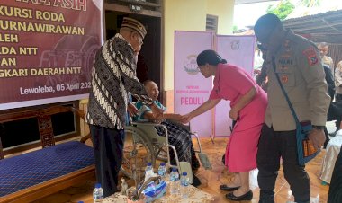 Kapolda-NTT-dan-Ketua-Bhayangkari-Daerah-NTT-Beri-Tali-Asih-dan-Kursi-Roda-untuk-Istri-Purnawirawan-Polri