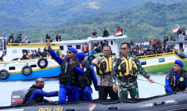 Kapolda-NTT-dan-Danrem-161/WS-Pimpin-Langsung-Pengamanan-Prosesi-Laut-Pekan-Suci-Paskah-di-Larantuka