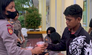 Berbagi-Kasih-di-Bulan-Ramadhan,-Srikandi-Ditsamapta-Polda-NTT-Bagi-Bagi-Takjil