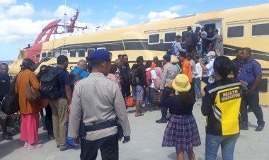 Perlancar-Arus-Mudik,-Anggota-Subsatgas-Polairud-Polda-NTT-Gelar-Pengamanan-di-Pelabuhan-Tenau