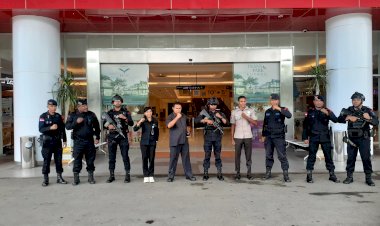 Berikan-Rasa-Aman-Pasca-Idul-Fitri,-Personel-Brimobda-NTT-Lakukan-Patroli-Mobile-di-Pusat-Perbelanjaan-Kota-Kupang