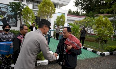 Tiba-di-Kupang,-Danpushidrosal-Laksamana-Madya-TNI-Nurhidayat-Disambut-Wakapolda-NTT