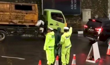 Meski-Diguyur-Hujan,-Polisi-Tetap-Atur-Arus-Lalin-Selama-KTT-Ke-42-ASEAN-di-Labuan-Bajo