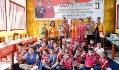 Kapolda-NTT-dan-Ketua-Bhayangkari-Daerah-Berbagai-Kasih-Dengan--Masyarakat-Kampung-Ujung-dan-Siswa-SLB-Negeri-Borong