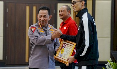 Kapolri-Beri-Penghargaan-Tim-Voli-Jakarta-Bhayangkara-Presisi