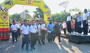 Sambut-Hari-Bhayangkara-ke-77-Sekaligus-Perkuat-Sinergitas,-Polda-NTT-Gelar-Olahraga-Bersama-TNI-Polri