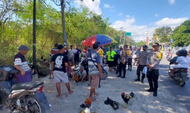 Tingkatkan-Daya-Cegah-Masyarakat-Akan-Kejahatan-Premanisme,-Satgas-Ops-Bina-Kusuma-Polda-NTT--Sambangi-Pasar-Penfui