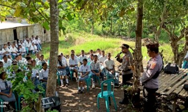Anggota-Polsek-Lembor-Berikan-Sosialisasi-Kenakalan-Remaja-kepada-Siswa-SMA