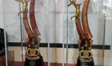Dukung-UMKM,-Kapolres-Flotim-Sediakan-Trophy-dari-Ukiran-Lokal-Hadiah-Pertandingan-Voli