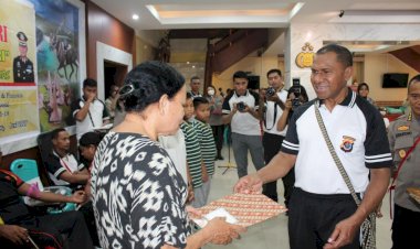 Bhakti-Kesehatan-Donor-Darah-Songsong-Hari-Bhayangkara-ke-77,-Kapolda-NTT-Beri-Tali-Asih-Bagi-Pasien-Post-Operasi-Hernia-dan-Finosis