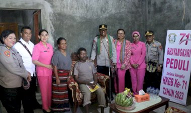 Beri-Motivasi-Jelang-Hari-Bhayangkara-Ke-77,-Kapolda-NTT-Kunjungi-Anggota-dan-ASN-Polri-yang-Sakit-Menahun