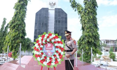 Peringati-Hari-Bhayangkara-ke-77,-Polda-NTT-Gelar-Ziarah-Rombongan-dan-Upacara-Tabur-Bunga-di-TMP-Darmaloka-Kupang
