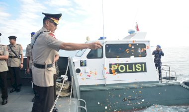 Mengenang-Jasa-Para-Pahlawan,-Wakapolda-NTT-Pimpin-Upacara-Tabur-Bunga-di-Laut