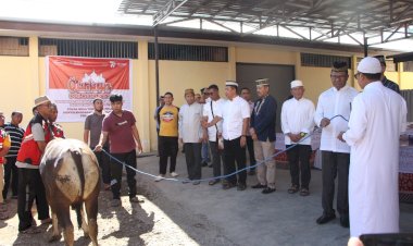 Sambut-Perayaan-Idul-Adha-1444-Hijriah,-Polda-NTT-Distribusi-Daging-Qurban-Kepada-Masyarakat-Yang-Membutuhkan