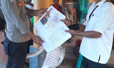 Pencegahan-TPPO,-Sambangi-Warga,-Bhabinkamtibmas-bagikan-Kertas-Imbauan-Kapolres-TTS