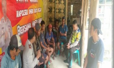 Sambangi-Rumah-Warga,-Kapolsek-Umbu-Ratu-Nggay-Ajak-Warga-Jaga-Kamtibmas