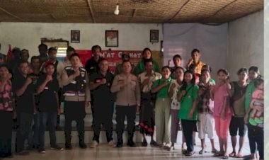 Jumat-Curhat---Kapolsek-Katikutana-Jalin-Komunikasi-Dengan-Warga-Di-Kantor-Desa-Umbu-Pabala