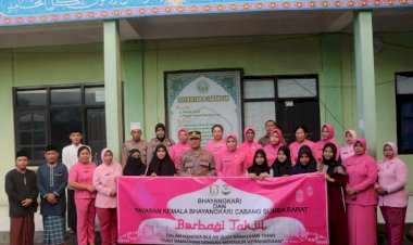 Polres-Sumba-Barat-Bagi-Takjil,-Kapolres:-Ini-Wujud-Kepedulian-Polri