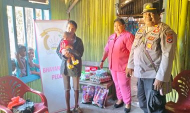 Peduli-Masalah-Stunting,-Jajaran-Polsek-bersama-Bhayangkari-Ranting-Kakuluk-Mesak-Beri-Bantuan-Sosial-kepada-Penderita-Stunting-di-desa-Leosama