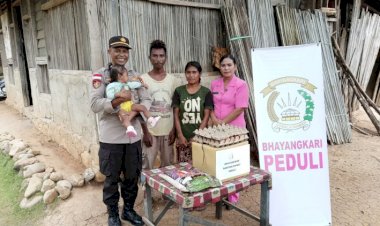 Peduli-Tumbuh-Kembang-Anak,-Polsek-Raihat-Bersama-Bhayangkari-Pantau-dan-Salurkan-Bantuan-untuk-Dua-Penderita-Stunting