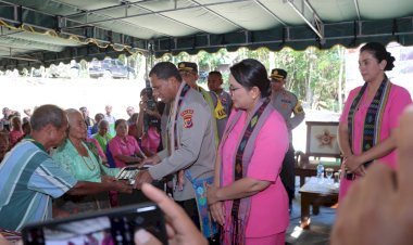 Kapolda-dan-Ketua-Bhayangkari-Daerah-NTT-Serahkan-Bansos-Kepada-Masyarakat-yang-Membutuhkan-di-Kabupaten-TTS