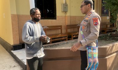 Penjual-Koran-di-Kota-Kupang-ini-Gembira-dan-Terharu-atas-Perhatian-yang-diberikan-oleh-Kapolda-NTT