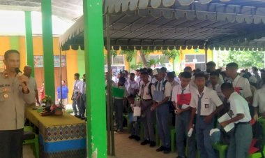 Anggota-Ditbinmas-Polda-NTT-Sosialisasi-Keselamatan-Berlalu-Lintas-Kepada-Peserta-Didik-Baru-SMK-N-6-Kupang-pada-kegiatan-MPLS