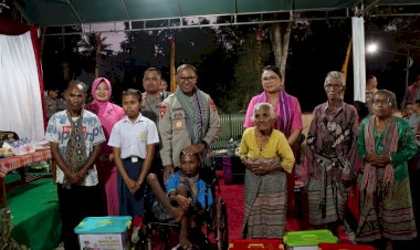 Kapolda-NTT-dan-Ketua-Bhayangkari-Daerah-Beri-Bansos-kepada-Masyarakat-di-Kecamatan-Miomaffo-Timur,-TTU