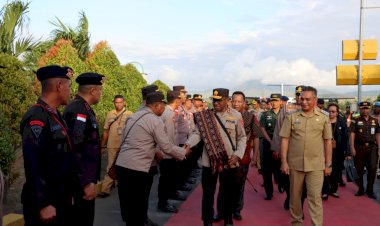 Cek-Situasi-dan-Kondisi-Jajarannya,-Kapolda-NTT-Kunjungi-Kabupaten-Sikka