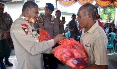 Di-Kabupaten-Sikka,-Kapolda-NTT-Irjen-Pol.-Drs.-Johni-Asadoma,-M.Hum.,-Beri-Bantuan-Sosial-Kepada-Masyarakat-Desa-Bloro