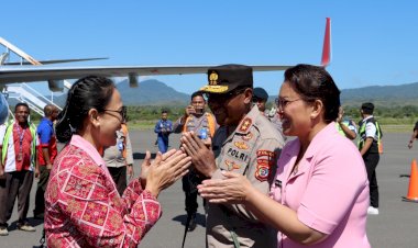 Kapolda-Didampingi-Ketua-Bhayangkari-Daerah-NTT-Menyambut-Hangat-Kedatangan-Ketua-Umum-Bhayangkari-di-Kabupaten-Sikka
