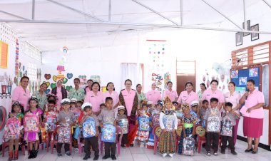 Ketua-Umum-Bhayangkari-Ny.-Juliati-Sigit-Prabowo-Kunjungi-TK-Kemala-Bhayangkari-Maumere