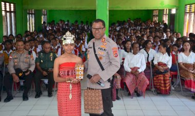 Kapolda-NTT-Uji-Kemampuan-Bahasa-Inggris-Siswa-Siswi-SMA-Sinar-Pancasila-Betun