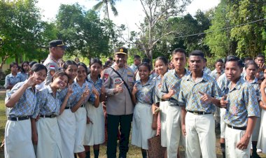 Momen-Bersejarah-di-SMA-Negeri-1-Malaka-Timur:-Kapolda-NTT-Beri-Hadiah-Handphone-sebagai-Apresiasi-bagi-Para-Siswa-Siswi