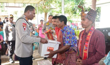 Kapolda-NTT-Beri-Bantuan-Sosial-dan-Sampaikan-Arahan-Penting-di-Desa-Wemeda