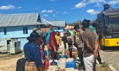 Polres-Manggarai-Barat-Salurkan-Air-Bersih-untuk-Warga-Nanga-Nae