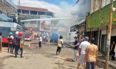 Terjunkan-Mobil-Water-Canon,-Polres-Belu-bersama-Damkar-Berhasil-Padamkan-Kebakaran-Toko-di-Atambua