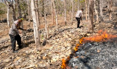 Kendaraan-Taktis-Water-Canon-Polres-Rote-Ndao-Bantu-Padamkan-Kebakaran-Lahan-di-Lingkungan-Leli