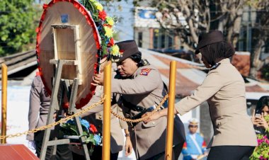 Polwan-Polda-NTT-Memperingati-Hari-Jadi-ke-75-Polwan-RI-dengan-Upacara-Ziarah-di-TMP-Dharmaloka