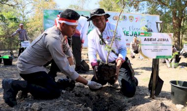 Kapolda-NTT-Dampingi-Kapolri-dan-Delegasi-AMMTC-ke-17-Tanam-Pohon-di-Pulau-Rinca:-Upaya-Konkrit-Pelestarian-Lingkungan