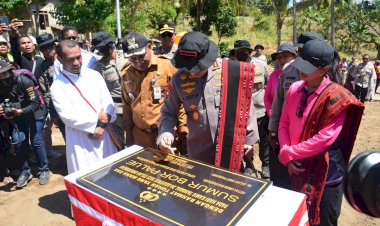 Di-Pulau-Palue,-Kapolri-dan-Ketua-Umum-Bhayangkari-Resmikan-Sumur-Bor-dan-Polsubsektor-Palue