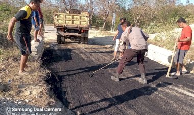 Bhabinkamtibmas-dan-Masyarakat-Mauliru-Bergotong-Royong-Perbaiki-Infrastruktur