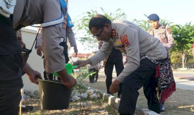 Kapolda-NTT-dan-Personel-Polres-Rote-Ndao-Jalin-Komitmen-Hijaukan-Lingkungan