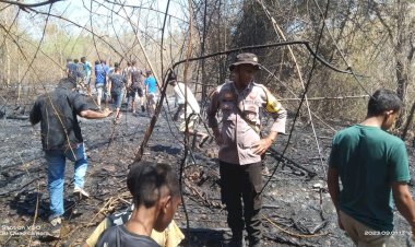 Personel-Polsek-Kupang-Timur-Bersama-Warga-berhasil-Pemadamkan-Kebakaran-Hutan-Lindung-di-Desa-Kuanheum