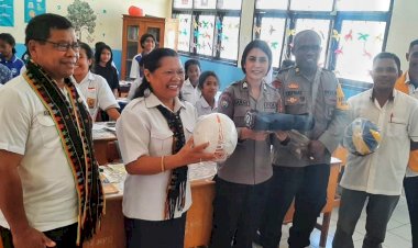 Anggota-Ditbinmas-Polda-NTT-Sosialisasikan-Program-Prioritas-Polri-dan-Berikan-Peralatan-Olahraga-di-SMP-Negeri-12-Kupang
