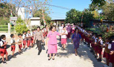 Disambut-Meriah,-Ketua-Bhayangkari-Daerah-NTT-Kunjungi-SD-Inpres-Maulafa-Kupang-Beri-Bantuan-Seragam-Sekolah