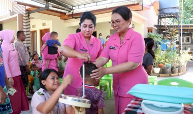 Bhayangkari-Peduli,-Ketua-Bhayangkari-Daerah-NTT-Berikan-Bantuan-Sosial-kepada-Puluhan-Anak-Stunting-di-Kota-Kupang