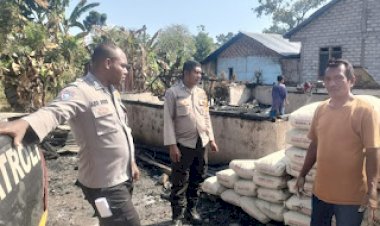 Polsek-Borong-Bangun-Solidaritas-Melalui-Bantuan-Berupa-Semen-dan-Pasir-Kepada-Korban-Kebakaran