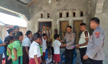 Kapolsek-Maurole-dan-Anggotanya-Membagikan-Buku-Baca-untuk-Meningkatkan-Minat-Literasi-Anak-anak