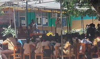 Menginspirasi-Prestasi:-Kapolda-NTT-Berikan-Tantangan-Berharga-di-SMA-Negeri-1-Sabu-Barat